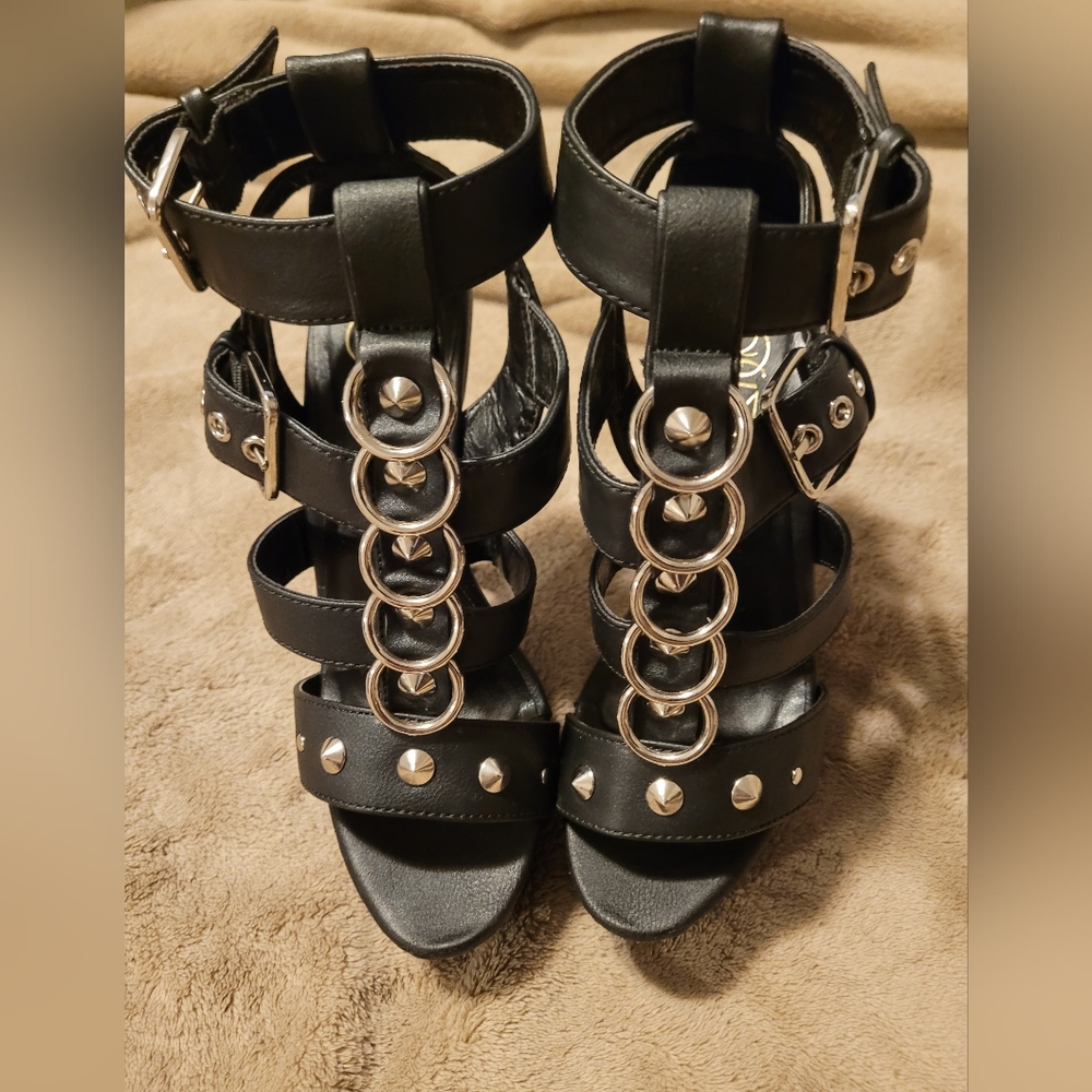 Women's size 6 high heel only worn couple times